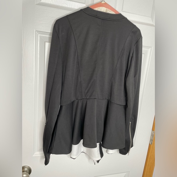 Cellabie light weight jacket.  Color:Black and white.  Size Xl - Picture 5 of 11